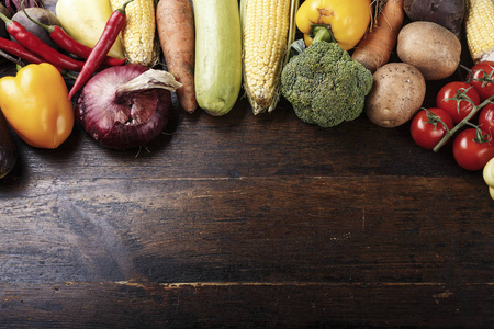 木制背景的素食蔬菜菜单。特克斯空间
