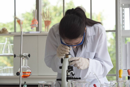 实验室和实验室设备.一位美丽的科学家的特写.微生物分析,医学.照片