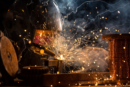 焊接机是工厂焊接金属零件图片