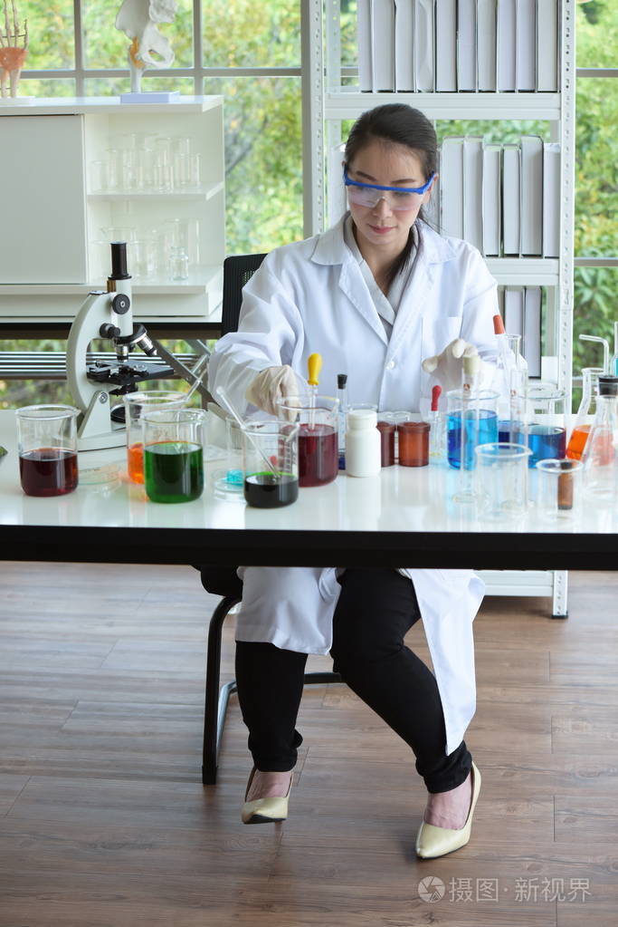 年轻的女科学家正在实验室进行科学实验在实验室里拿着试管的亚洲科学