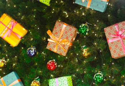 绿色圣诞树上五颜六色的玩具。