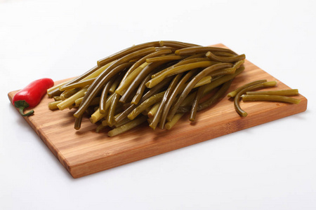绿色青蒜咸菜,青蒜梗上板.照片