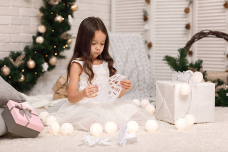 女孩做纸雪花装饰圣诞树