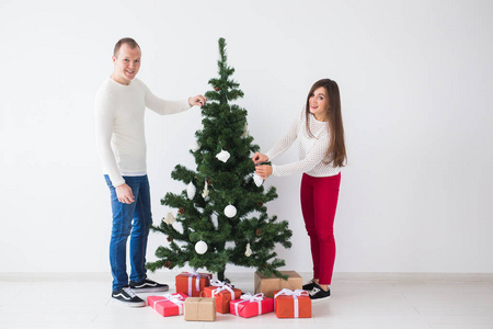寒假和人的概念爱的夫妇挂在圣诞树上的装饰