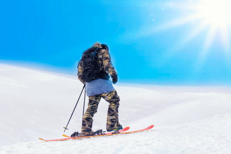 在阳光灿烂的日子在高山滑雪下坡滑雪