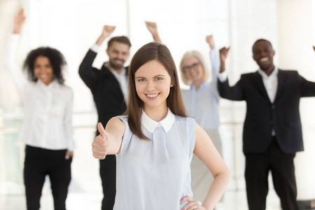 愉快的客户表现出竖起大拇指满意良好的服务照片