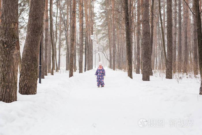 童年, 自然和冬天概念有趣的笑幼儿女孩在一个美丽的雪公园运行