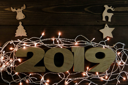 新的一年，2019年，深色木制背景顶部视图。