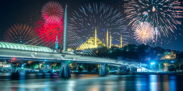 晚上伊斯坦布尔博斯普鲁斯海峡大桥上的美丽烟花