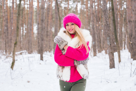 美丽, 时尚和人的概念有吸引力的金发碧眼的女人站在粉红色的帽子和毛衣在冬天的木材和微笑