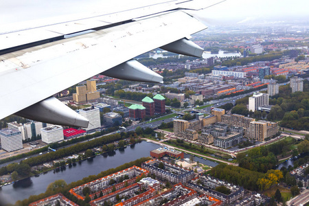 阿姆斯特丹，荷兰，2008年10月23日，从飞机的窗口看到阿姆斯特丹郊区，在国际机场希波尔机场降落