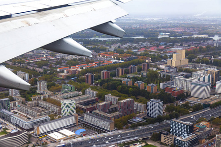 阿姆斯特丹，荷兰，2008年10月23日，从飞机的窗口看到阿姆斯特丹郊区，在国际机场希波尔机场降落