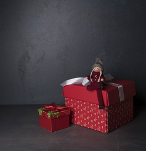 红色圣诞礼盒和灰色背景玩具