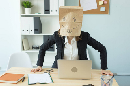 商业, 情绪和金钱概念办公室疯狂的女人在她的头上涂了一个画滑稽的脸的包。美元符号在她的眼睛