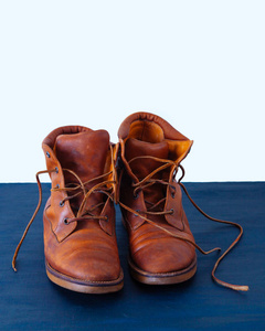 旧学校老式磨损靴子与皮革鞋带.照片