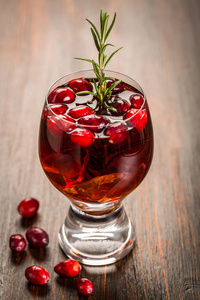 加蔓延酒或加蔓越莓的热饮圣诞图片