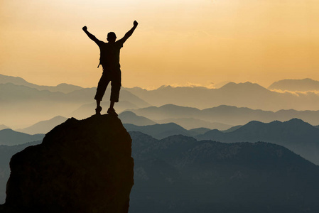 在面对挑战和障碍时对自然的挑战照片