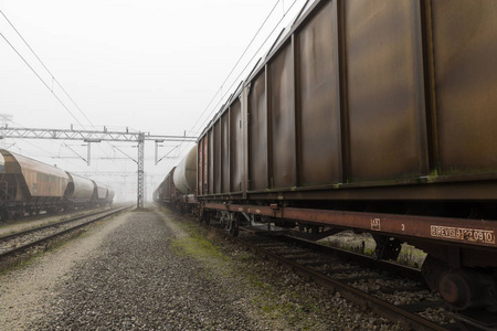旧火车车厢停在晨雾中
