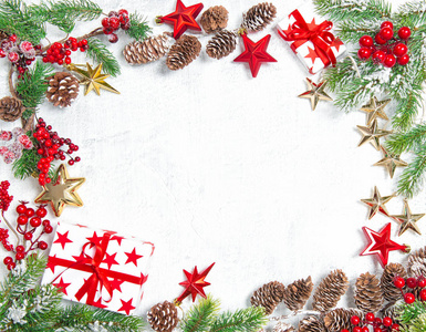 圣诞树上的树枝上有礼物，星星，红色的金色装饰，白色的背景