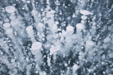 贝加尔湖冰中的气泡。 冬天的文字