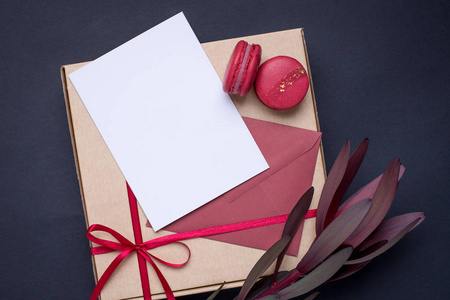 礼品卡和礼品盒，带缎带的深色背景顶部视图