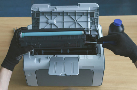 激光墨盒调色剂填充概念。 办公设备维护理念。