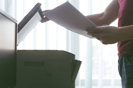 打印机阅读图片-打印机阅读素材-打印机阅读插画-摄图新视界