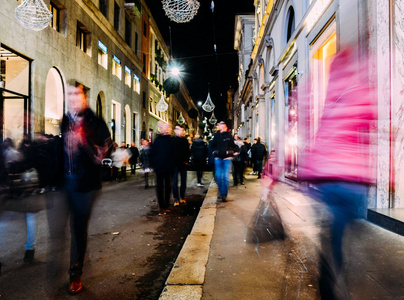 在米兰著名的时装街上，通过Montenapoleone在无法识别的人的圣诞街和商店装饰品