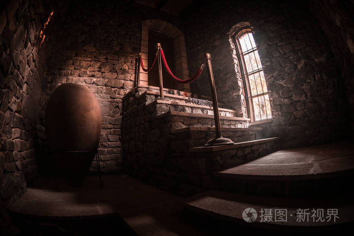 在旧的令人毛骨悚然的废弃豪宅里 楼梯和柱廊 黑暗的城堡楼梯到地下室 古堡里可怕的地牢石头楼梯 恐怖万圣节背景 照片 正版商用图片14stz0 摄图新视界 在旧的令人毛骨悚然的废弃豪宅里 楼梯和柱廊 黑暗的城堡楼梯到地下室 古堡里可怕的地牢石头楼梯 恐怖万圣节背景 照片 正版商用图片14stz0 摄图新视界