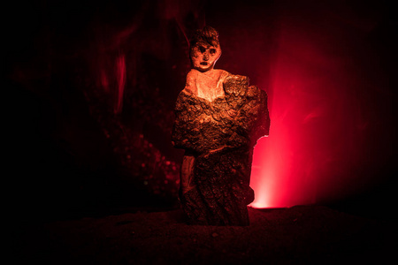 恶魔或怪物的影子在火的背景上. 恐怖片照片