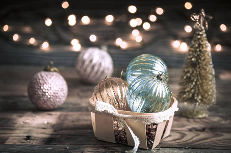 圣诞节或新年节日背景老式玩具在圣诞树上的木制背景与花环与灯