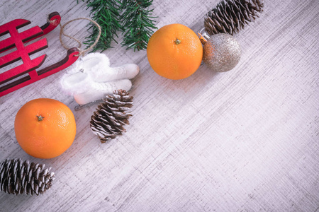 圣诞节或新年作文与蜡烛橘子和圣诞装饰松果，一个地方的文字。 新年的假期组成。 明信片。