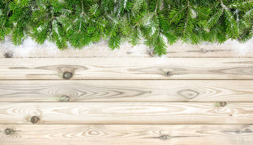木质背景上有雪装饰的松树枝