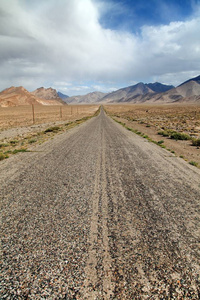 帕米尔高速公路或帕米尔斯基杰特拉克特景观周围帕米尔高速公路m41国际公路山脉在塔吉克斯坦屋顶的世界。