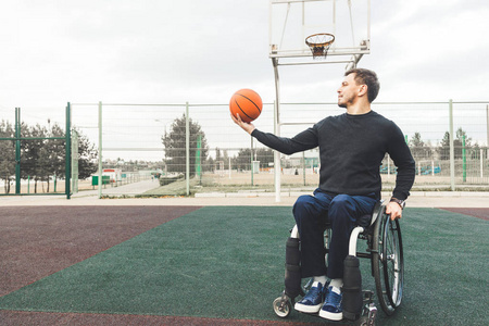 坐在轮椅上打篮球的年轻人