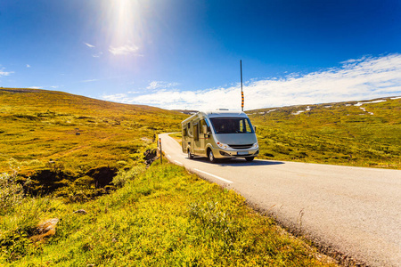 旅游度假和旅游。 露营车在路上夏天的山景。 国家旅游路线极光。