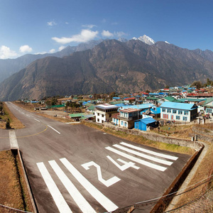 卢克拉村和卢克拉机场库姆布谷索卢洪布珠穆朗玛峰地区尼泊尔全景