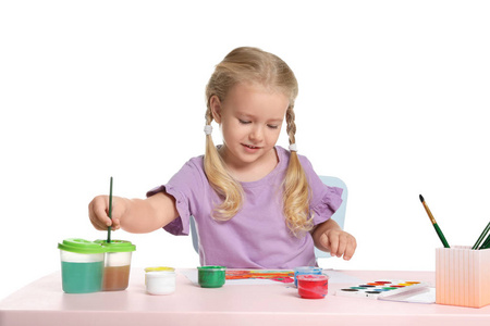 可爱的孩子在桌子上画白色背景的画