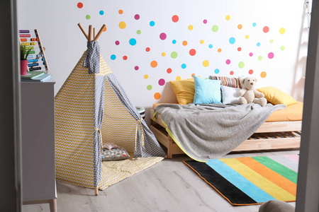现代儿童房内部有床和玩帐篷图片