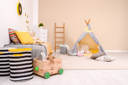 舒适的儿童房内部有床上游戏帐篷和现代装饰元素