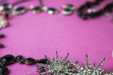 美丽珍贵的闪亮珠宝时尚迷人的珠宝套装, 项链, 耳环, 戒指, 链, 与珍珠和钻石在粉红色紫色背景的胸针。平面布局, 顶部视图