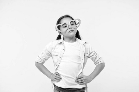 孩子冷静冷漠脸黄的背景.孩子不开心不想表现感情.