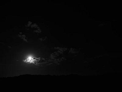 韩国夜空中的月光和星光
