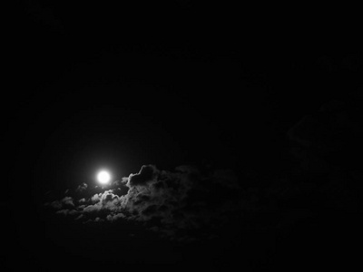 韩国夜空中的月光和星光照片