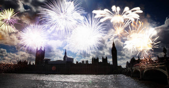 伦敦英国大型本新年庆典上的烟火