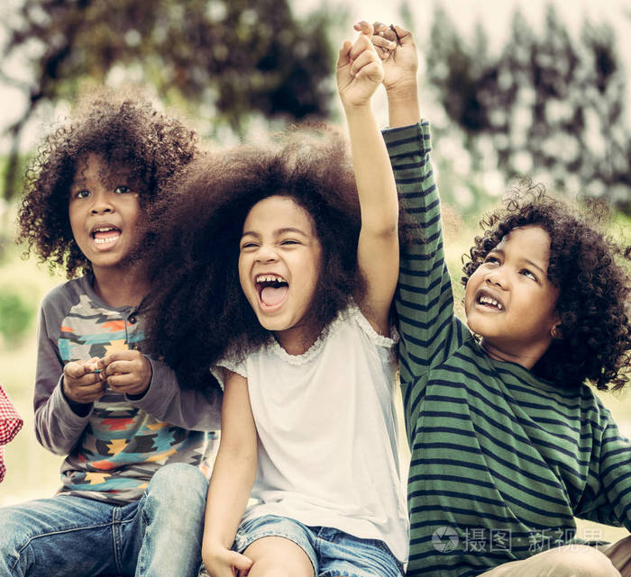 快乐的非裔美国人男孩和女孩在学校的操场上集体玩耍儿童友谊和教育