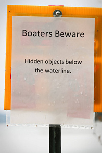 船夫小心隐藏在水牌下的物体。