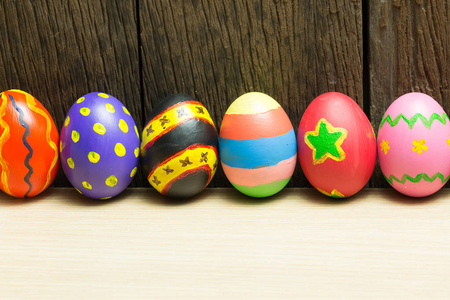 复活节彩蛋在木材背景上