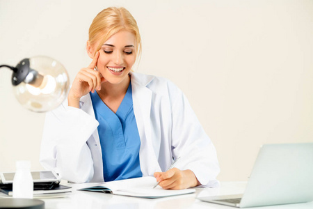 在医院或医疗保健机构工作的女医生在工作。