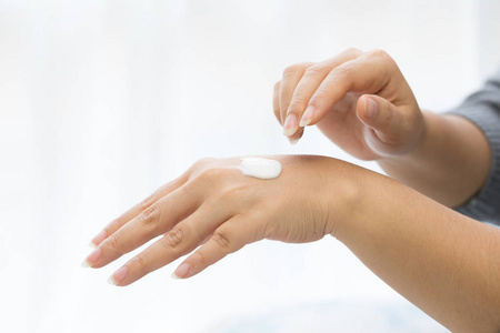 女性手的特写抹手霜照片